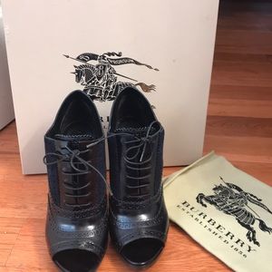 Like new only worn once authentic Burberry peeptoe